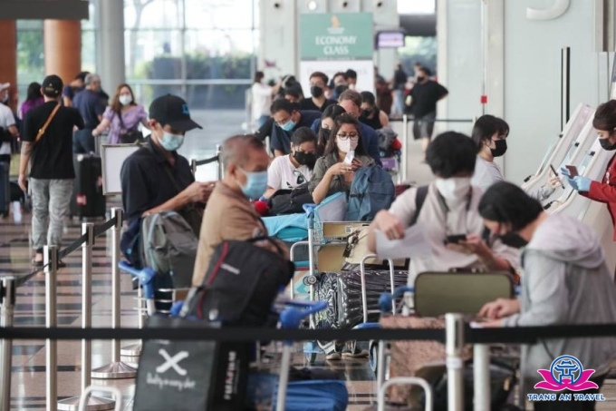 Hành khách xếp hàng đợi làm thủ tục tại nhà ga số 3 ở sân bay Changi, Singapore hôm 1/4. Nhiều người nói rằng, họ cảm giác như cuộc sống bình thường như trước dịch đã quay lại. Ảnh: ST