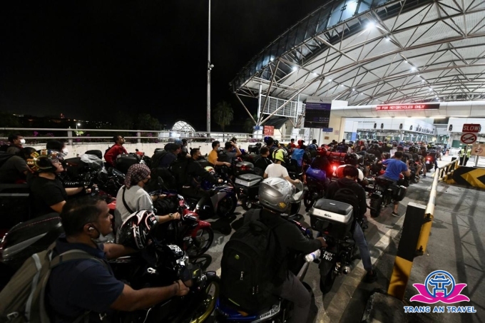 Cửa khẩu Singapore-Malaysia đông nghịt khách du lịch từ đêm 31/3. Ảnh: ST