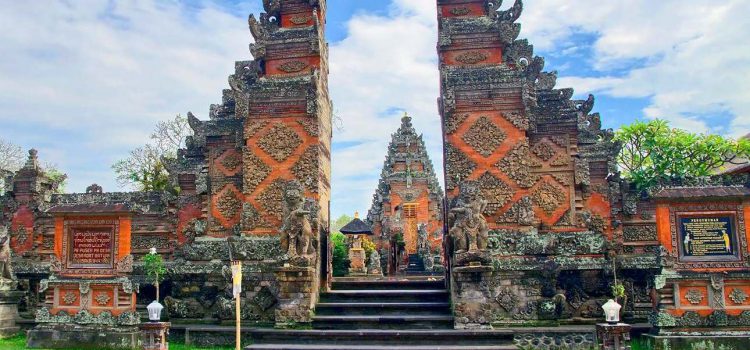 Cổng trời dẫn đến thiên đường ở đền Batuan trên đảo Bali