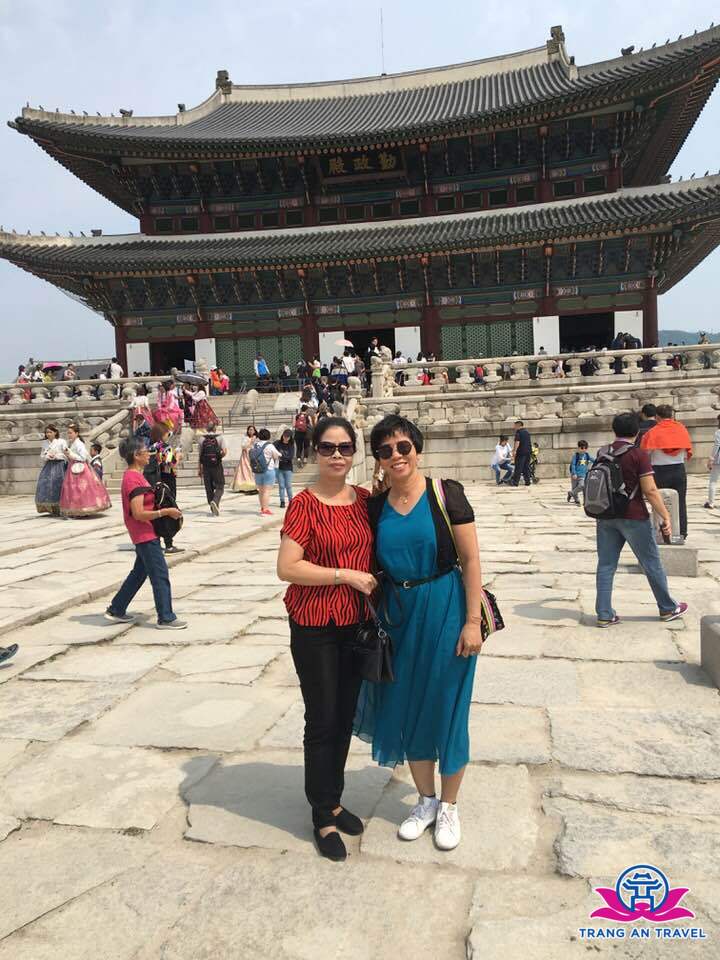 Bà Triệu Thị Hảo, bên trái, trong chuyến du lịch Hàn Quốc năm 2019. Ảnh: NVCC
