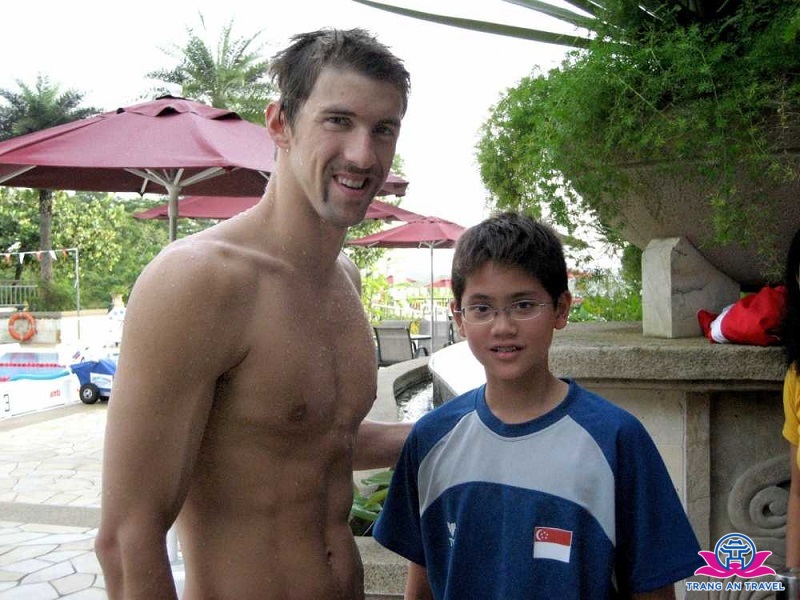Joseph Schooling khi nhỏ chụp hình cùng thần tượng Michael Phelps.