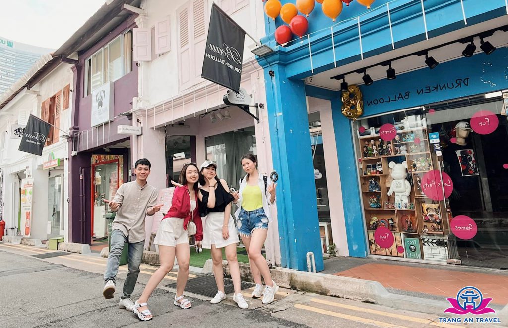 Chị Nguyễn Diệp Hằng (rìa phải, 26 tuổi, Hà Nội) cùng bạn thân du lịch Singapore ngay khi dịch bệnh hạ nhiệt đầu tháng 5/2022. Ảnh: NVCC
