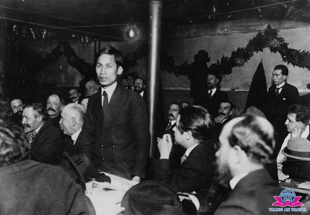 Người thanh niên Nguyễn Ái Quốc, sau này là Chủ tịch Hồ Chí Minh phát biểu tại Đại hội Tours, Pháp năm 1920 thành lập Đảng Cộng sản Pháp.