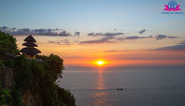 Độc đáo đền Uluwatu nằm chênh vênh giữa đất trời Bali