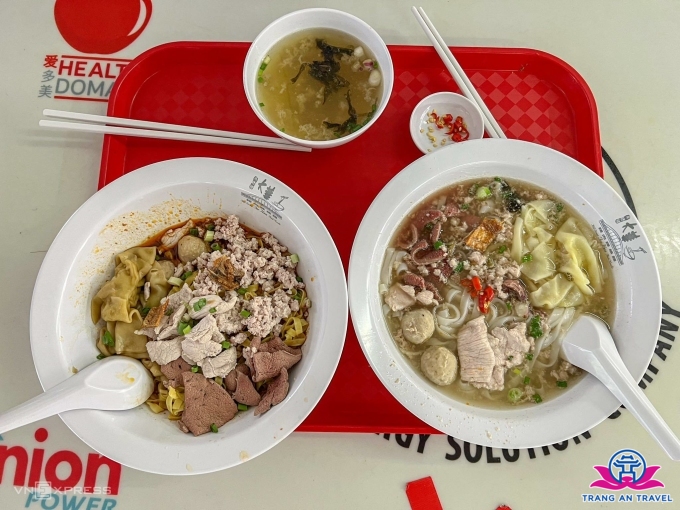 Tô mì nước (phải), mì trộn (trái) ở quán mì Michelin giá rẻ nhất Singapore. Ảnh: Phương Huyền, VnExpress