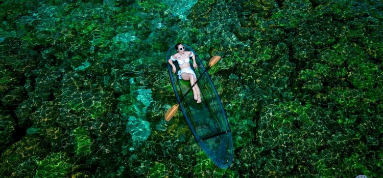 Du khách trải nghiệm thuyền Kayak trong suốt ở Phú Quốc - Ảnh: Phan Hương