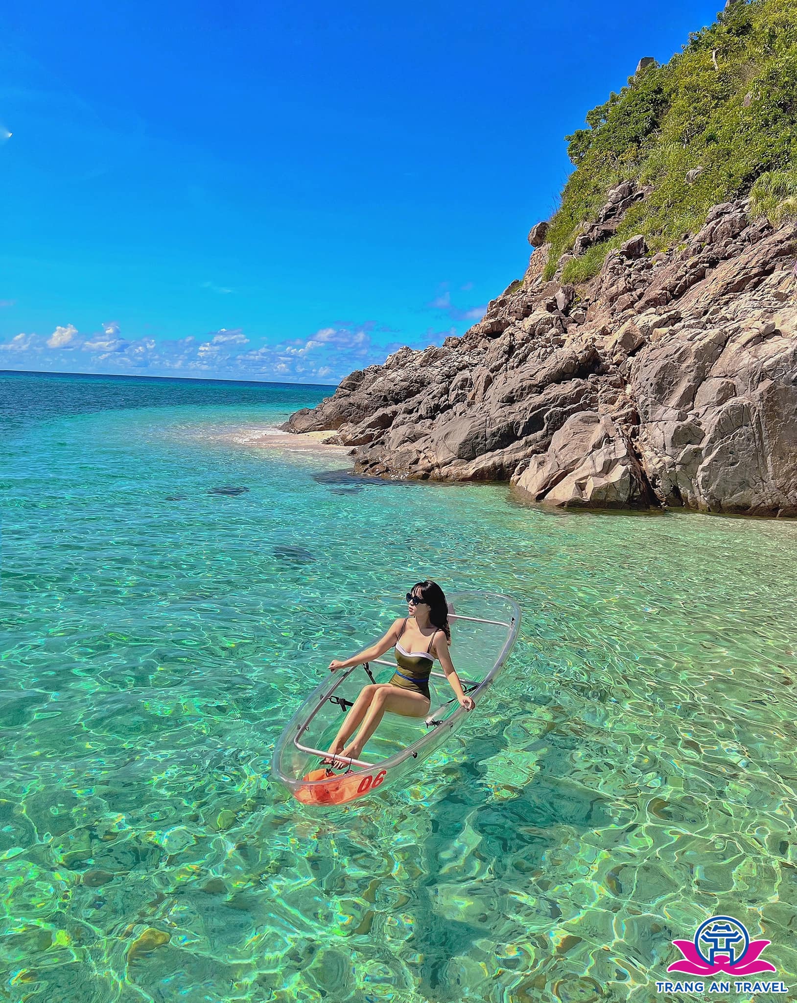 Thuyền Kayak trong suốt ở Hòn Trác, Côn Đảo - Ảnh: Chu Ngọc Hà