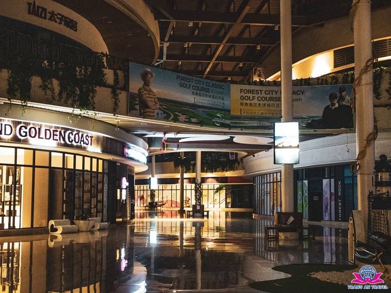 Bên trong trung tâm thương mại ở "Thành phố ma" Forest City, Malaysia - Ảnh: Insider