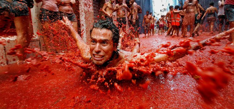 Lễ hội ném cà chua độc đáo ở Tây Ban Nha