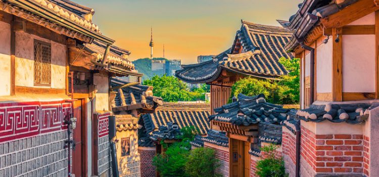 Một ngôi làng Hanok truyền thống giữa Seoul hiện đại.