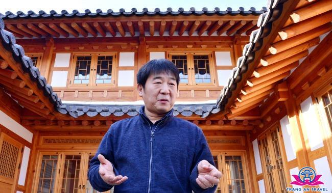 Ông Park In Ki giới thiệu với báo chí nước ngoài về niềm tự hào của gia đình, ngôi nhà Hanok mang tên Ham Kyeong Ru.
