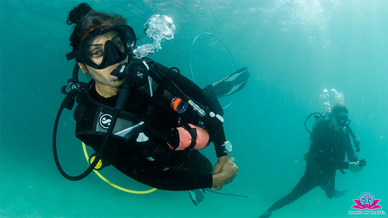 Ehdaa Al-Barwani - nữ hướng dẫn viên lặn đầu tiên của PADI tại Oman đang hướng dẫn các vị khách.