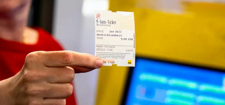 Vé 9 Euro dự kiến sẽ gây cơn sốt với khách du lịch Đức mùa hè này. Nhà chức trách đã có phương án tránh quá tải tại các ga tàu, bến xe - Ảnh: Emmanuele Contini/NurPhoto.