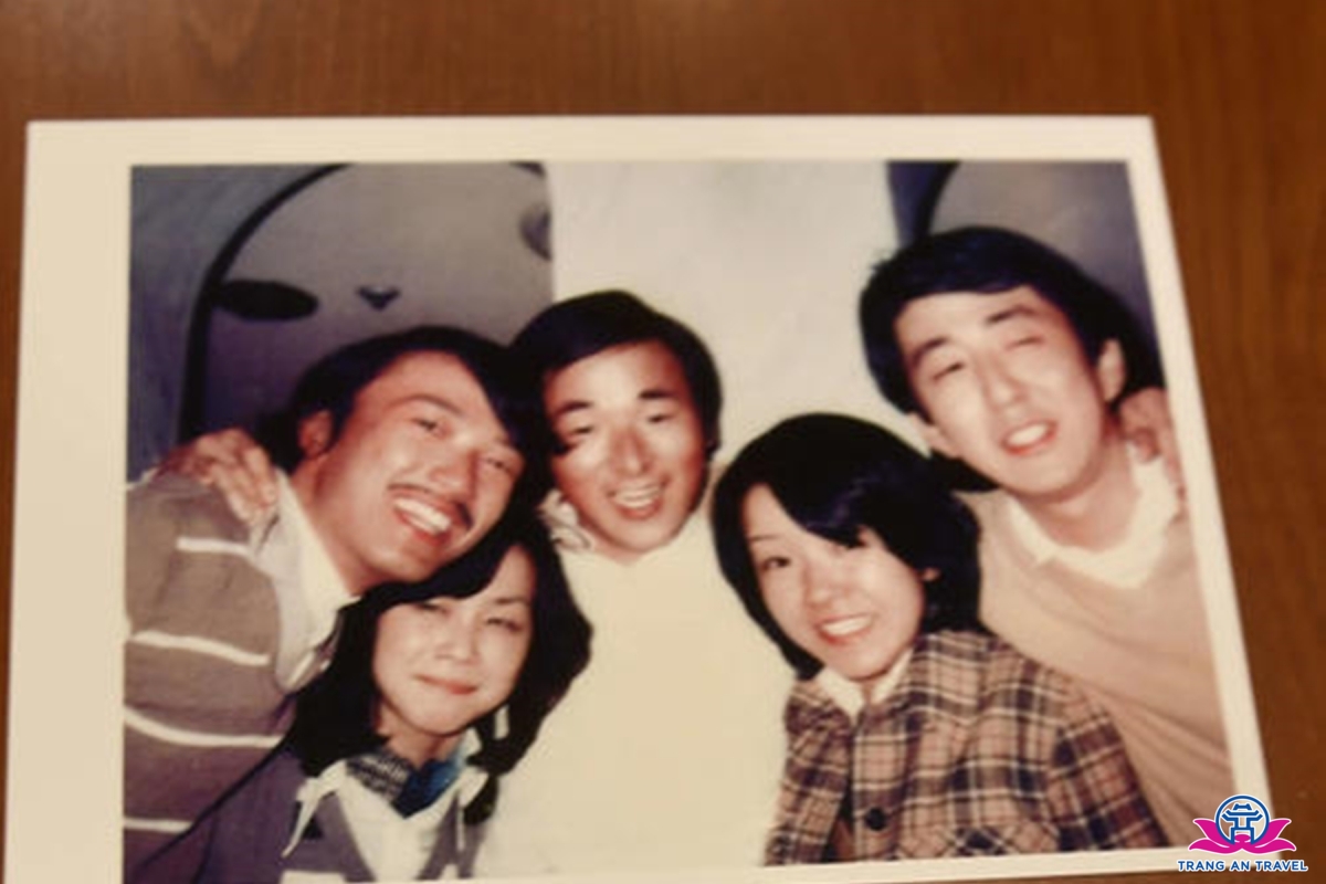 Cựu Thủ tướng Nhật Bản Abe Shinzo chụp hình cùng các bạn trong CLB Bắn cung tại Đại học Seikei, Tokyo trước khi theo học tại Đại học Califonia, Mỹ từ năm 1978.