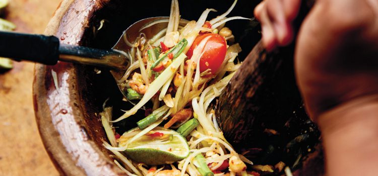 Gỏi đu đủ, mỹ vị chốn vỉa hè hút khách ở Thái Lan