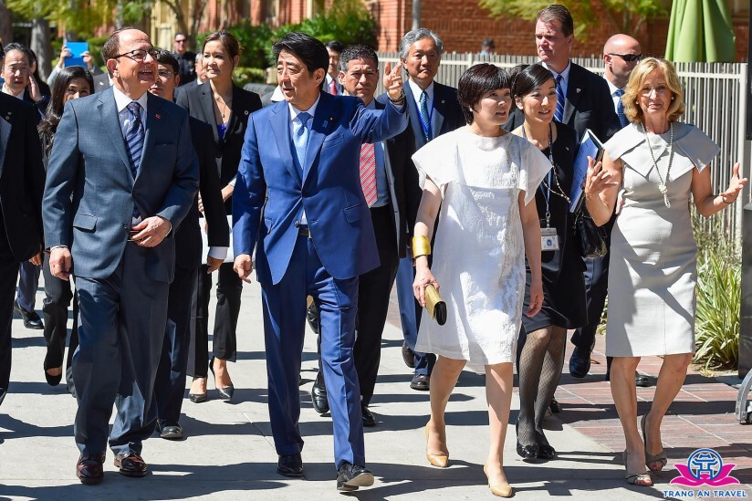 Thủ tướng Nhật Bản, Abe Shinzo cùng Phu nhân Abe Akie thăm lại trường cũ, Đại học Nam California năm 2016.
