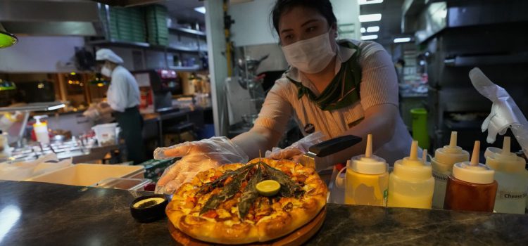 Pizza phủ lá cần sa ở Thái Lan