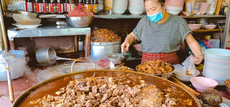 Bát mì từ nước dùng hầm hơn 50 năm ở Thái Lan