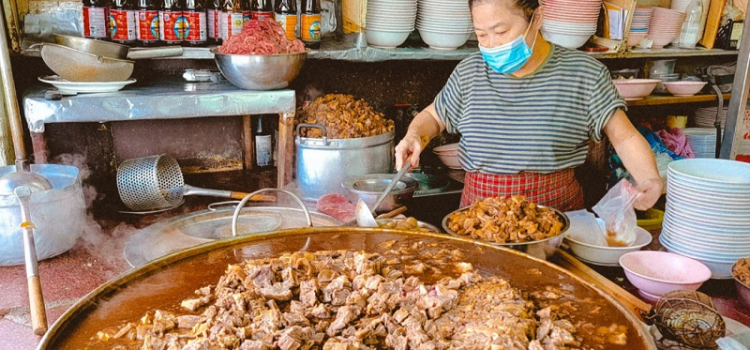 Quán mì bò hầm nổi danh bậc nhất ở Thái Lan sở hữu tuổi đời hơn 50 năm...