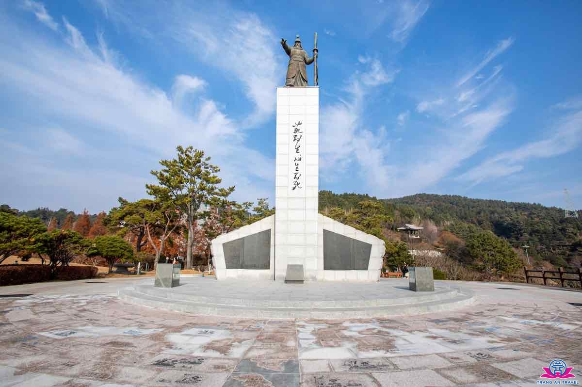 Đài tưởng niệm danh tướng vĩ đại của người dân bán đảo Triều Tiên, Yi Sun-Sin vào cuối thế kỷ 16, kháng Nhật cứu nước.