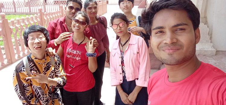 Chị Hằng cùng bạn nữ đồng hành chụp ảnh cùng sinh viên ở Tp. Jaipur. Ấn Độ