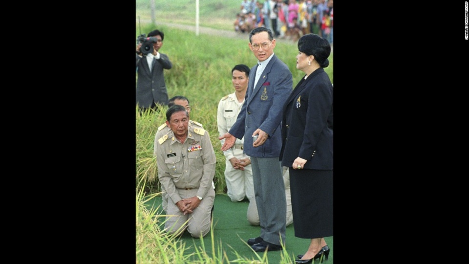 Đức vua Ramar IX cùng Hoàng hậu Sirikit trong một chuyến thị sát công trình thủy lợi ở Thái Lan vào năm 1996.