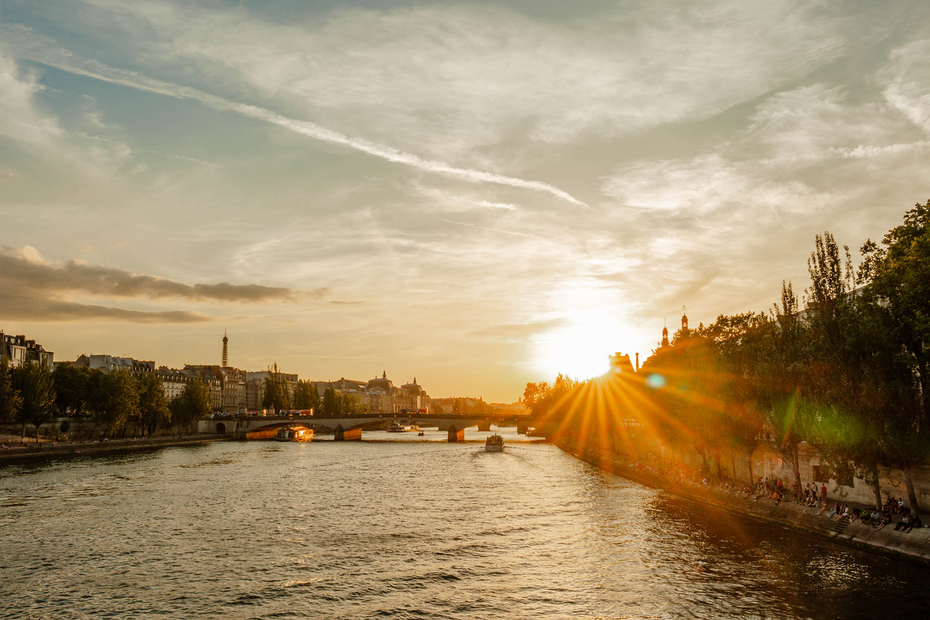 Cây cầu Pont Neuf xây dựng từ năm 1578, hoàn thành năm 1607 ở thủ đô Paris, Pháp.