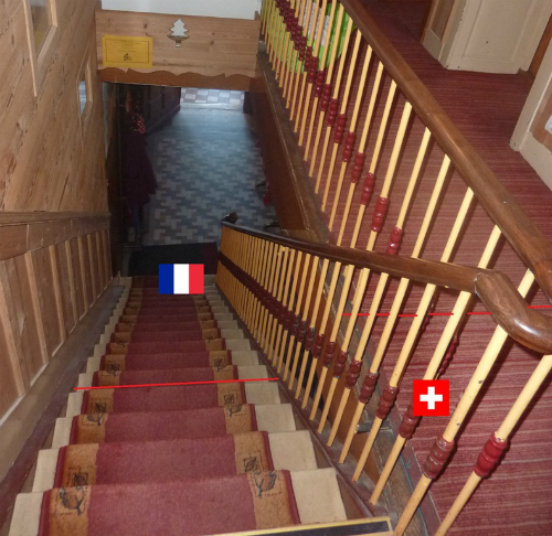 Đường biên giới hai nước chia đôi cầu thang làm hai nửa, một nửa thuộc Pháp, nửa còn lại thuộc Thụy Sĩ. Ảnh: Amusing Planet.
