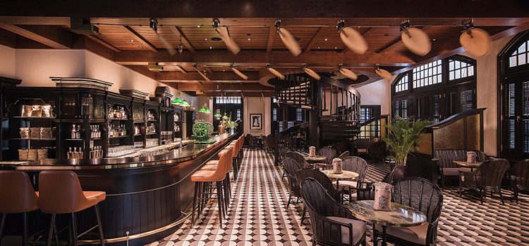 Toàn cảnh Long bar, trong khách sạn Raffles, nơi hiếm hoi có thể xả rác ở Singapore. Ảnh: Tripadvisor