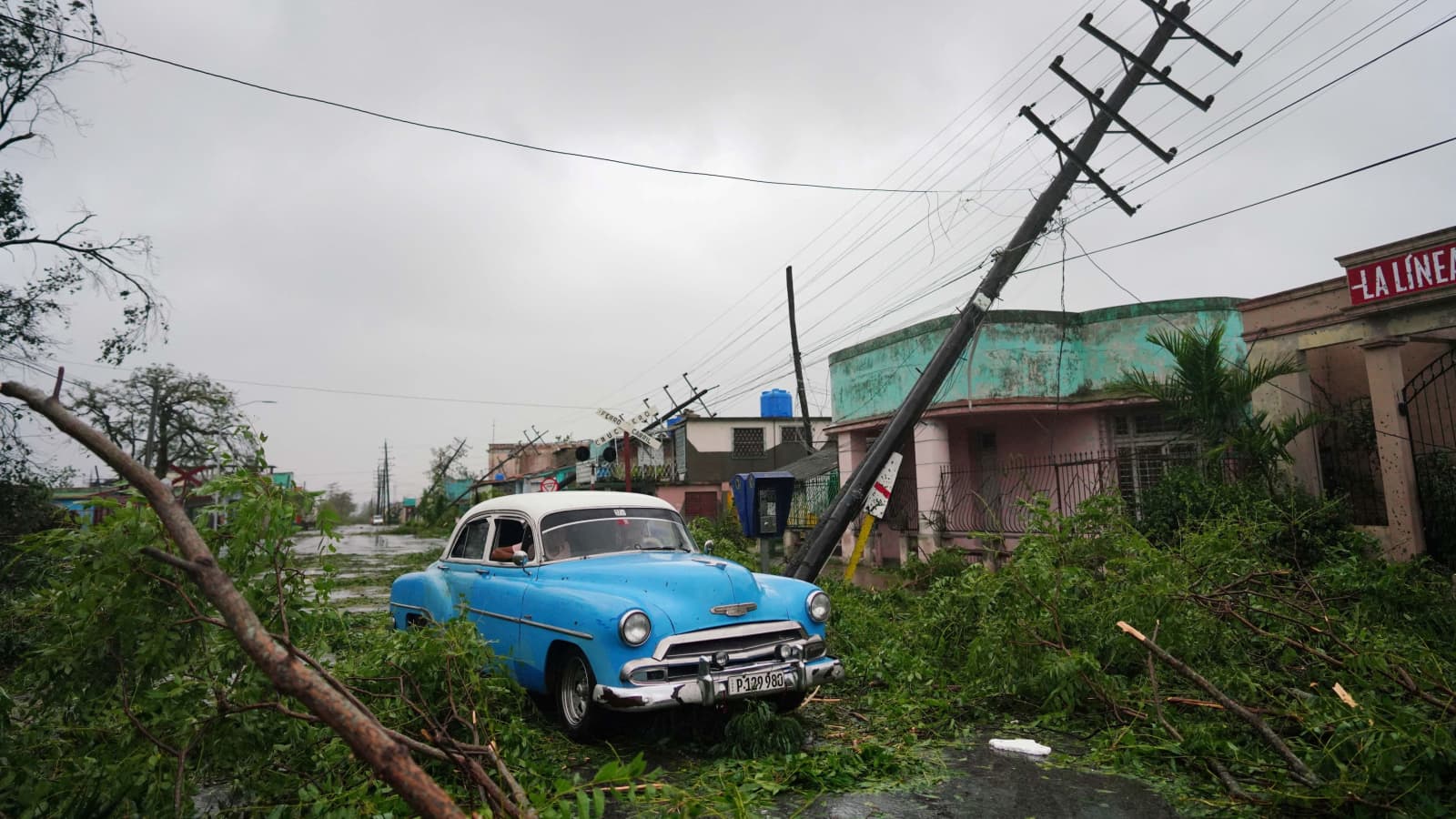 Hình ảnh bão Ian gây thiệt hại đáng kể ở Cuba. Tỉnh Pinar del Rio đã phải sơ tán 40.000 người khỏi những khu vực trũng thấp gần bờ biển. Mái tôn của nhiều ngôi nhà bị thổi tung, nằm rải rác trên đường phố sau khi bão Ian đi qua.