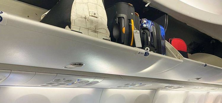 Nhiều người đi máy bay vẫn có vô tình đặt ngang vali. Cách xếp hành lý xách tay chưa đúng này càng khiến chật chội hơn. Ảnh: Alamy