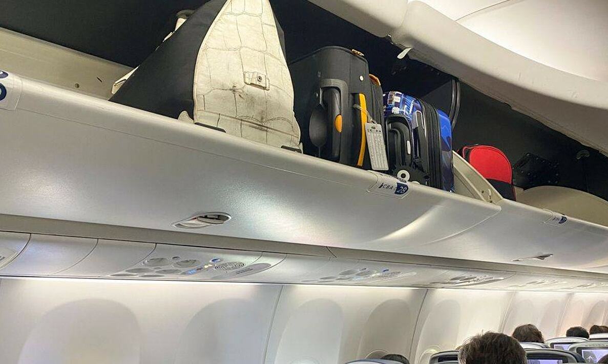 Nhiều người đi máy bay vẫn có vô tình đặt ngang vali. Cách xếp hành lý xách tay chưa đúng này càng khiến chật chội hơn. Ảnh: Alamy