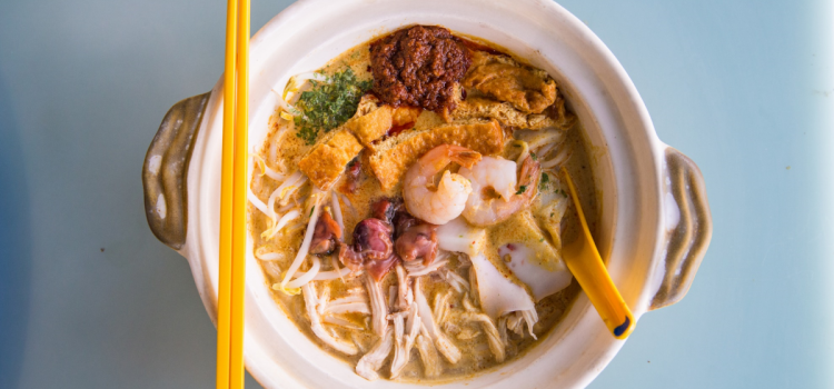 Laksa là món mì vang danh của người Peranakan ở Penang (Malaysia). Theo sự di cư của họ đến Singapore, món ăn dần trở nên phổ biến. Ngày nay, mì Laksa thành món ăn đặc trưng của đảo quốc Sư tử. Ảnh: TIH