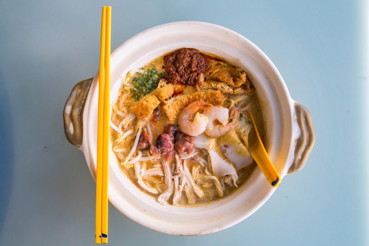 Laksa là món mì vang danh của người Peranakan ở Penang (Malaysia). Theo sự di cư của họ đến Singapore, món ăn dần trở nên phổ biến. Ngày nay, mì Laksa thành món ăn đặc trưng của đảo quốc Sư tử. Ảnh: TIH