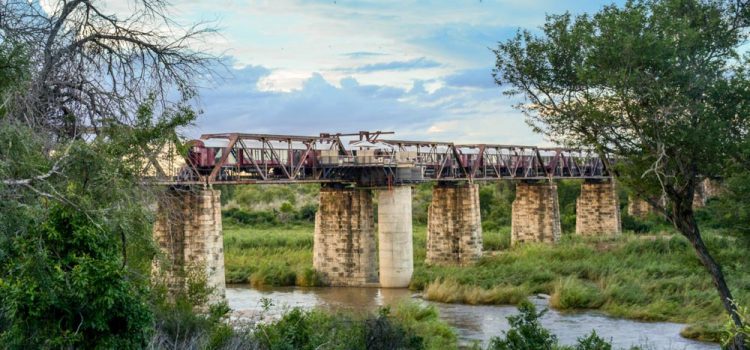 Cầu đường sắt Selati bắc qua sông Sabie là nơi tọa lạc khách sạn ở Nam Phi đặc biệt này. Tuyến đường xe lửa hình thành từ năm 1920. Selati từng là một phần của trục giao thông chính đưa du khách khám phá công viên quốc gia Kruger.