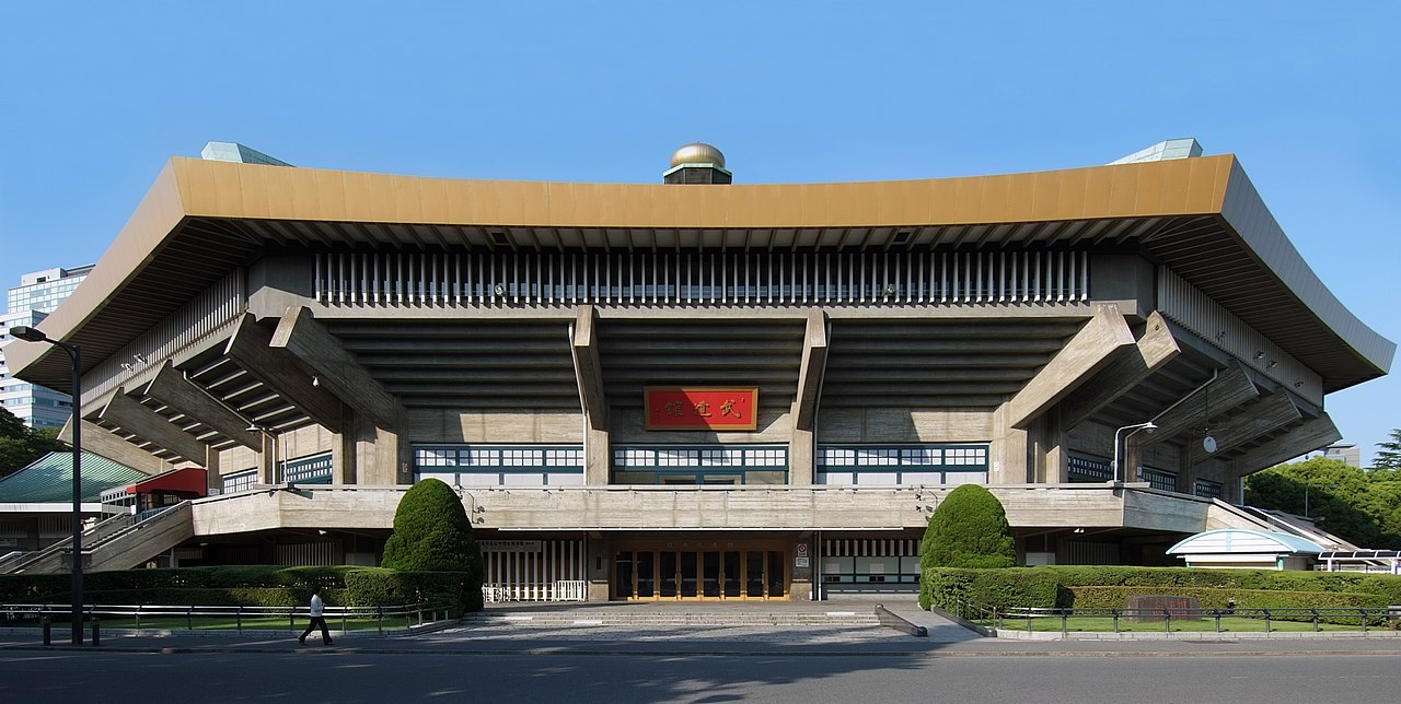 Lối vào chính của võ đạo quán Nippon Budokan do kiến trúc sư tài ba, Mamoru Yamada, thiết kế năm 1964.