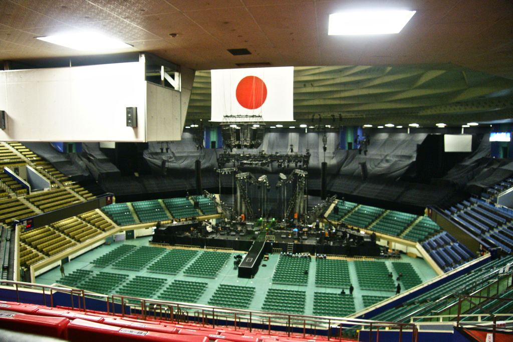 Một sân khấu đang dựng bên trong võ đạo quán Nippon Budokan, Tokyo, Nhật Bản.