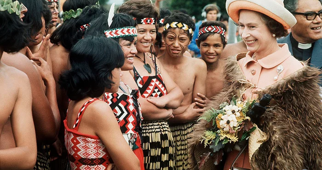 Nữ hoàng Elizabeth II không có… hộ chiếu?