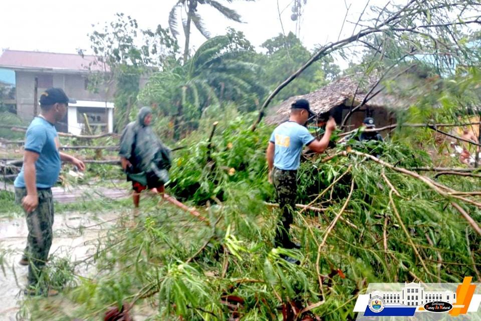 Tính đến 17h, chiều 25/9, siêu bão Noru đã gây ra những thiệt hại đầu tiên khi áp sát đất liền đảo Luzon với cường độ siêu bão cấp 4 - Ảnh chụp ở Jomalig, Quezon bởi N. Sarmiento
