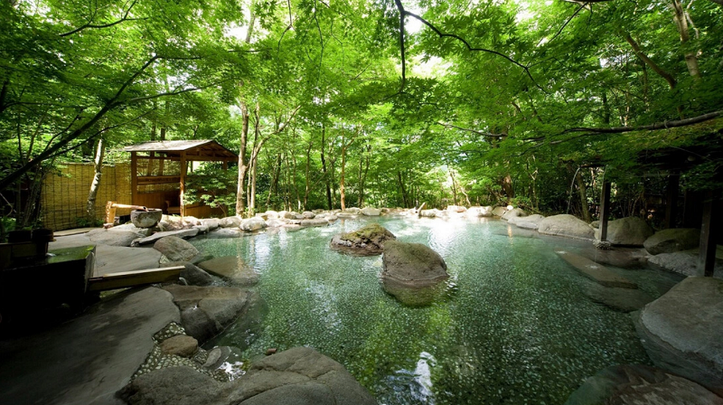 Cách Kyoto và Osaka vài giờ đi tàu, người ta đã có thể tận hưởng tắm suối nước nóng Kinosaki. Đây là một trong những suối nước nóng onsen bậc nhất Nhật Bản. 
