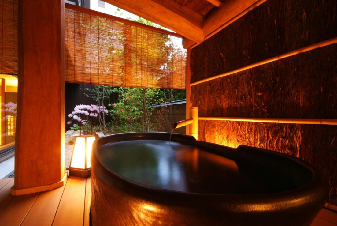 Bồn tắm riêng ở suối nước nóng onsen Kinosaki luôn là khoảnh khắc tuyệt vời của du khách.