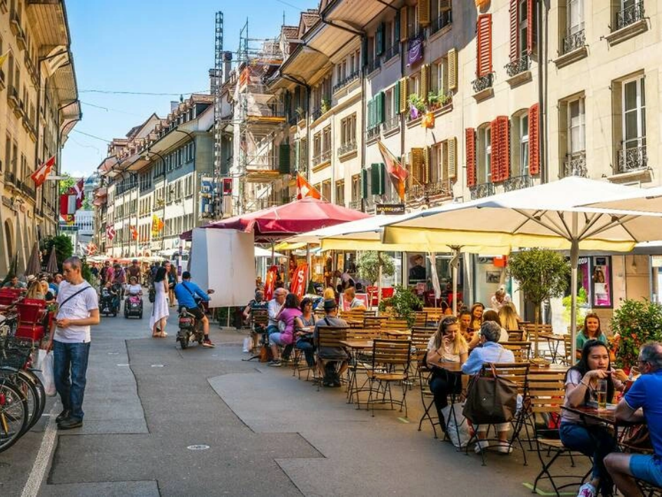 Thủ đô nhỏ xinh ở Thụy Sĩ có văn hoá uống bia lâu đời. Khách du lịch Bern đừng bất ngờ khi biết, nơi này có hơn 200 nhà máy bia lớn nhỏ. Chỉ cách nhau vài phút đi bộ trong trung tâm, du khách tận hưởng thiên đường bia khắp nơi. Đó có thể không gian trong các tầng hầm, nhà để xe và phòng giặt đồ… Ảnh: Time Out.