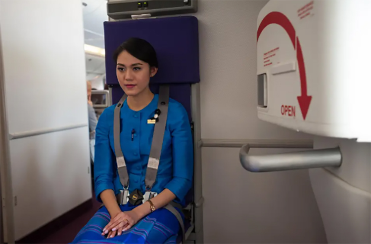 Chiếc ghế bí ẩn của tiếp viên máy bay