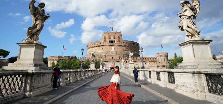 Chị Huyền chụp ảnh trên Ponte San Dangelo, cây cầu đẹp nhất Rome. Ảnh: Trần Ngọc Huyền.