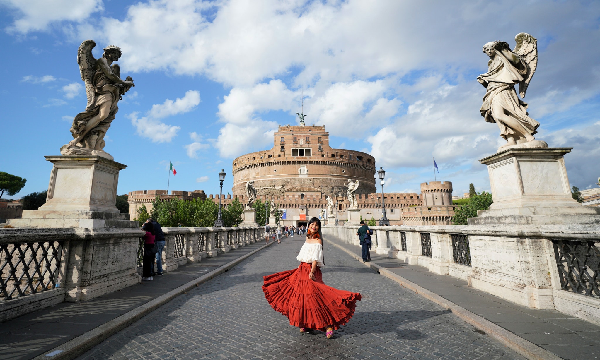 Chị Huyền chụp ảnh trên Ponte San Dangelo, cây cầu đẹp nhất Rome. Ảnh: Trần Ngọc Huyền.