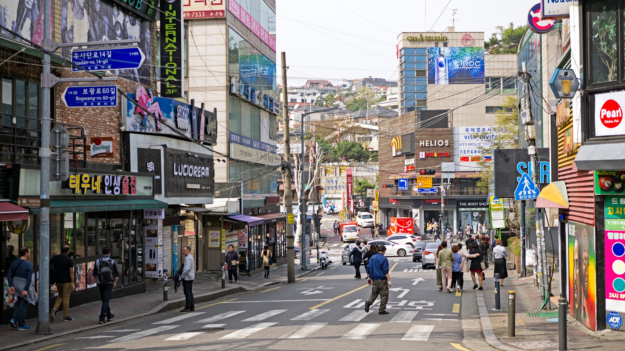 Một góc phố ở Itaewon, thủ đô Seoul, Hàn Quốc 