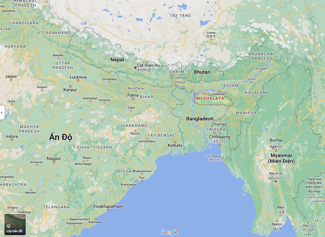 Làng Mawsynram ở quận East Khasi Hill, bang Meghalaya, giáp biên giới Bangladesh, rất hút khách du lịch Ấn Độ. Giá tour hai ngày một đêm từ 85 USD. Với những hành trình 8 ngày 7 đêm, kết hợp nhiều điểm khác gần làng, giá có thể chạm mức 300 USD. Du khách có thể tự lái xe từ Shillong tới Mawsynram (hơn 60 km). Một phương tiện khác để thăm Mawsynram, nơi mưa nhiều nhất thế giới là taxi, giá từ 36 – 43 USD. Ảnh: Google Maps.