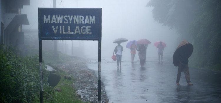 Làng Mawsynram cách Shillong, thủ phủ của bang Meghalaya (Ấn Độ) khoảng 2 giờ di chuyển taxi. Tới đây, người ta sẽ chứng kiến ngay những ngọn đồi Khasi ở độ cao gần 1.500m. Điều bí ẩn chính là Mawsynram, nơi Guinness mô tả "Nơi ẩm ướt nhất thế giới".