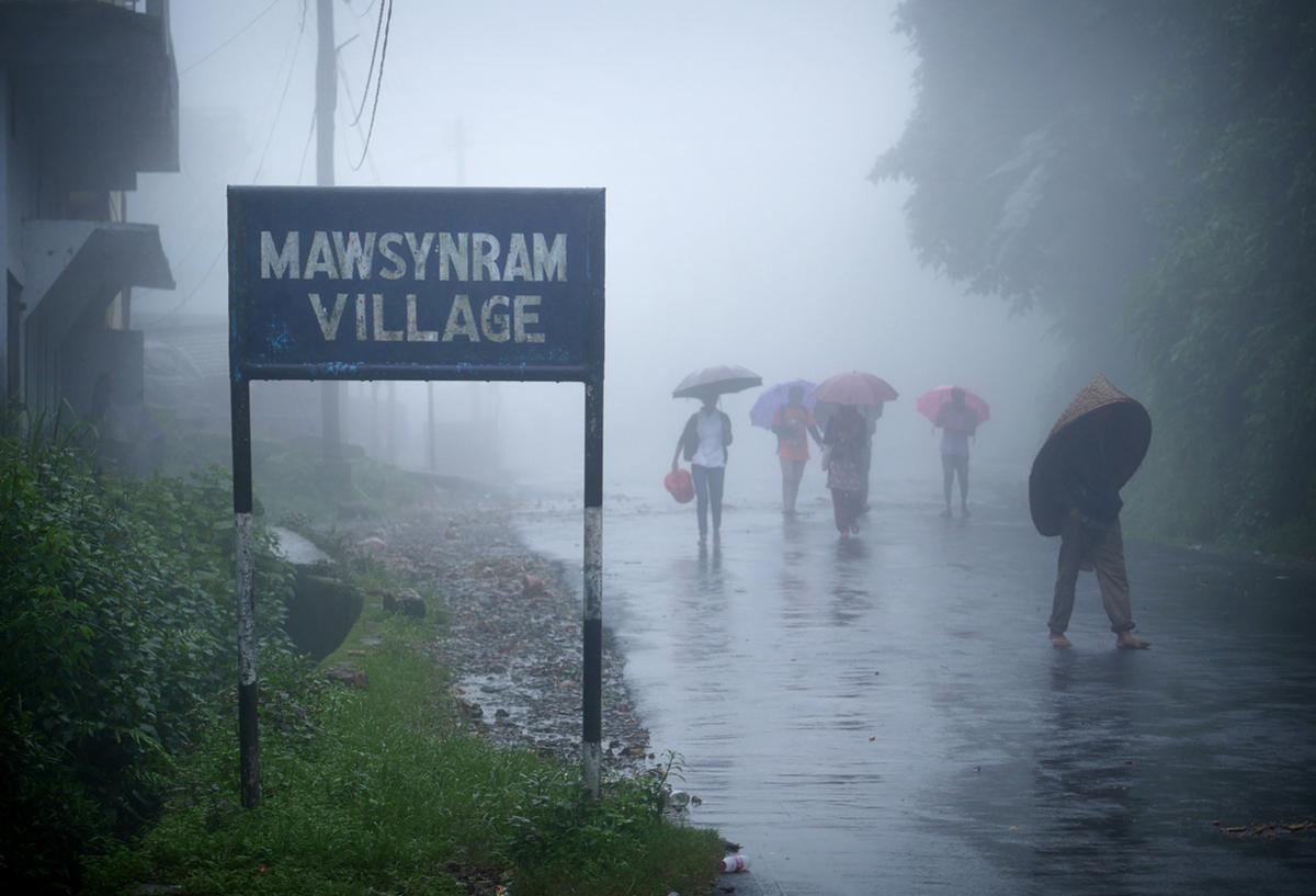 Làng Mawsynram cách Shillong, thủ phủ của bang Meghalaya (Ấn Độ) khoảng 2 giờ di chuyển taxi. Tới đây, người ta sẽ chứng kiến ngay những ngọn đồi Khasi ở độ cao gần 1.500m. Điều bí ẩn chính là Mawsynram, nơi Guinness mô tả "Nơi ẩm ướt nhất thế giới".