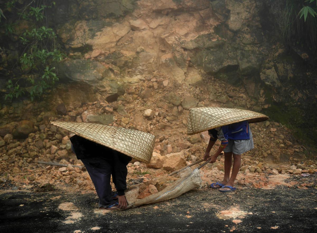 Sau mỗi trận mưa, đường sá thường bị sạt lở. Những người đàn ông trong làng sẽ nhận thù lao 2,6 USD/ngày để dọn dẹp, tránh ùn tắc giao thông.